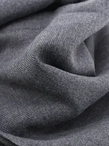 Bufanda larga color negro con flecos en los extremos.