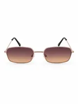 Lentes de sol con marco metálico color dorado y forma rectangular. Poseen cristales degradados en tonos marrones y patillas finas con terminales negros.