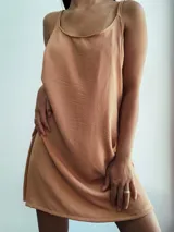 Vestido corto negro de breteles finos.