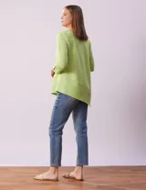 Blusa verde manzana en tejido acanalado, marca Ruby Rd. Largo de mangas ¾ con abertura y botones. Terminación de ruedo asimétrico.