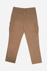 Pantalón cargo color beige, de corte recto y largo hasta el tobillo. Tiene bolsillos laterales tipo cargo con fuelle y solapa, bolsillos delanteros y traseros.