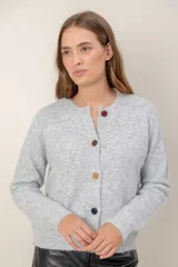 Cardigan de punto en color gris melange, con cuello redondo y cierre frontal de botones circulares en distintos colores.