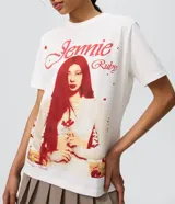 Remera de algodón blanca de corte regular con cuello redondo y mangas cortas, con estampa fotográfica frontal de Jennie con lettering rojo.