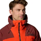 Campera técnica de esquí Columbia Titanium, con diseño bicolor en naranja y bordó. Cuenta con capucha ajustable compatible con casco, cierre frontal bidireccional, ventilación en axilas, faldón antipolvo y múltiples bolsillos funcionales.