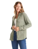 Sobrecamisa de tejido texturado tipo waffle, color verde militar, con cuello camisero, cierre frontal con botones y bolsillos delanteros con solapa.