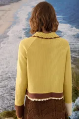 Cardigan de punto azul marino con cuello tejido a mano en crochet color crudo, cierre frontal con botones y detalles en tono borravino y crudo en los bordes y puños semióxford.