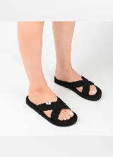 Ojotas O'Neill color negro, con tiras cruzadas acolchadas de diseño trenzado y suela plana.