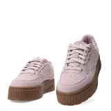 Championes Puma modelo Karmen II Idol SD, de diseño urbano con plataforma alta de goma color marrón. Presentan capellada de gamuza en tono rosado, con el logo de la marca en el lateral y cierre de cordones al tono.