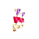 Aros colgantes con piezas geométricas de resina translúcida en tonos violeta, fucsia y amarillo.