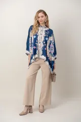 Camisa de seda azul marino con estampado estilo mandala en tonos blancos, rosados y celestes, de corte amplio tipo pañuelo, cuello mao y mangas 3/4.
