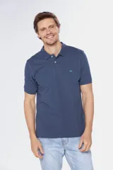 Remera polo de manga corta en tejido piqué color celeste. Presenta cuello clásico con botones, bordado pequeño en el pecho y detalles en tela oxford en el interior del cuello.