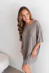 Remerón de manga corta, corte holgado, con estampado animal print de leopardo en tonos dorados, negros y naranjas.