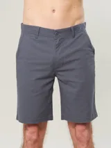 Bermuda de gabardina color gris oscuro, con bolsillos laterales y traseros.