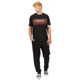 Remera de manga corta color negro con franjas horizontales en tonos marrón y bordó en el pecho, con el logo de la marca estampado en blanco.