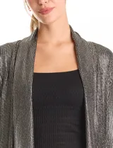 Cardigan abierto de corte largo con textura acanalada y acabado metalizado plateado. Presenta mangas largas y un diseño fluido sin botones.