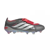 Championes de fútbol Adidas Predator Elite GT/FG, color gris oscuro con las icónicas tres franjas en blanco y plateado, solapa plegable roja sobre los cordones y detalles en rojo y suela tornasolada.
