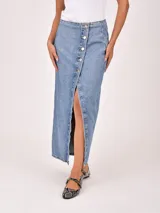 Falda larga de denim color celeste claro, de corte recto, con abertura frontal abotonada.