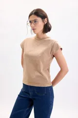 Remera de manga corta con efecto lavado acid wash en color beige, con cuello redondo en rib y mangas con dobladillo estructurado.