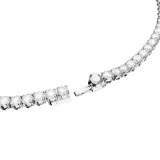 Conjunto de collar y aros plateados con circonitas blancas. El collar es una cadena integral de piedras brillantes y los aros son pequeños botones.