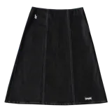 Falda larga de denim negro con costuras en gris oscuro, bordado y etiqueta. Corte evasé.