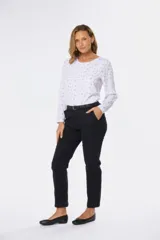Pantalon de gabardina negro de corte recto con spandex, bolsillos laterales y presillas para cinturon.