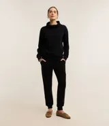Pantalón jogger negro de algodón con cintura alta, elástico, lazo ajustable y tobillos ajustados.