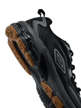 Championes deportivos Umbro modelo Iren para hombre, color negro con detalles en gris y suela de goma color camel.