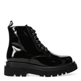 Botas de caña media estilo militar, color blanco hueso, con acabado de charol brillante y suela track gruesa de plataforma. Presentan cierre de cordones con ojales metálicos.