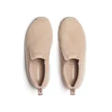Slip on Merrell Jungle Moc de gamuza color tostado, con doble refuerzo elástico en los laterales, presilla en el talón y suela de goma con amortiguación.