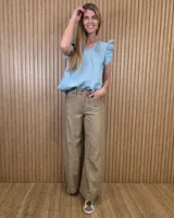 Pantalón wide leg color beige, con cortes frontales, tiro medio y botamanga ancha.