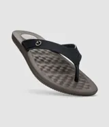 Chancletas Cartago modelo Arizona Light, de color marrón con tiras texturadas negras, aplicación metálica de la marca y plantilla con textura geométrica.