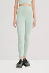 Calza larga de lycra color rosa claro, tiro alto y cintura doble.