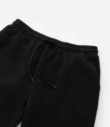 Pantalón de corte recto confeccionado en tejido de algodón y poliéster, con cintura elástica ajustable mediante lazo y bolsillos laterales.