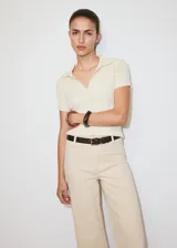 Jeans Catherin de tiro alto, diseño culotte y pernera recta con bajo deshilachado, en color beige. Cuentan con trabillas para cinturón, bolsillos de parche traseros y cierre frontal de cremallera y botón.