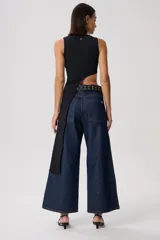 Pantalón de jean azul oscuro, de corte ancho y tiro alto.