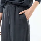 Pantalón palazzo color azul marino, de tiro alto con cintura elástica y diseño amplio de perneras rectas.