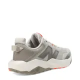 Championes de running New Balance modelo Nitrel, color gris con detalles en naranja y suela con tecnología AT Tread. Presenta diseño de malla transpirable y refuerzo Toe Protect en la puntera.