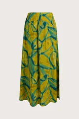 Falda larga fluida con estampado abstracto en tonos mostaza y verde.
