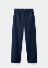 Pantalón de jean de tiro medio y corte recto, confeccionado en tejido de algodón con acabado brillante. Presenta cierre de cremallera con botón, trabillas para cinturón y diseño clásico de cinco bolsillos.