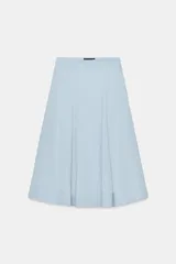 Falda midi de tiro alto en color negro, con diseño en línea evasé y cierre de cremallera oculta en la costura.