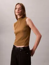 Sweater de punto color tostado con cuello perkins y diseño sin mangas, de corte ajustado y con pequeña etiqueta del logo en la cadera.