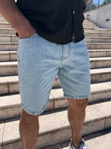 Bermuda de jean celeste, corte recto y largo a la rodilla.