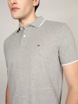 Chomba gris de algodón y lino, corte regular, con cuello clásico, tapeta de dos botones y logo bordado en el pecho.