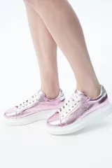 Zapatillas deportivas azules de piel metalizada con cordones negros, suela de goma blanca y detalle de rayo bordado en el lateral.