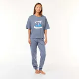 Conjunto de pijama largo de dos piezas, color celeste con estampado de Stitch. Incluye una remera de mangas cortas y un pantalón largo con puños.