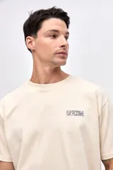 Remera de manga corta confeccionada en jersey de algodón pesado con textura suave. Presenta un calce relajado y cuenta con bordado de la marca en el pecho y en la espalda.