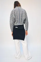 Chaqueta corta de Zara Woman Collection confeccionada en tejido de algodón con estampado de cuadros en tonos blanco, azul y negro. Presenta escote en pico, manga larga y cierre frontal con botones oscuros.
