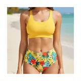 Top de bikini tipo crop top de color verde militar, con diseño deportivo y banda elástica en la base.