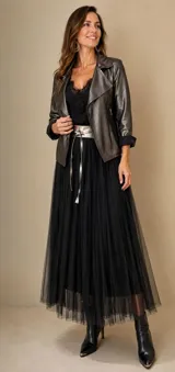 Maxi falda negra de tul plisado, con diseño largo y fluido.