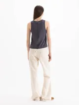 Pantalon de sarga jacquard desgastada de algodón texturado, con corte estilo jean, tiro bajo y diseño largo. Cuenta con bolsillos delanteros y traseros, y detalles de hilos de fantasía tipo bouclé.